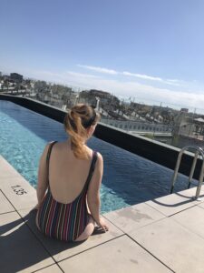 Vue de la piscine de l'Ibis Styles Barcelona City Bogatell